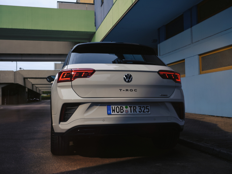 Vista posteriore di VW T-Roc grigia, parcheggiata sul ciglio della strada