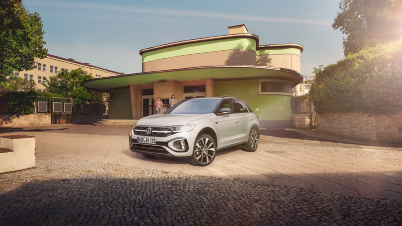 En VW T-Roc parkerad framför ett modernt hus