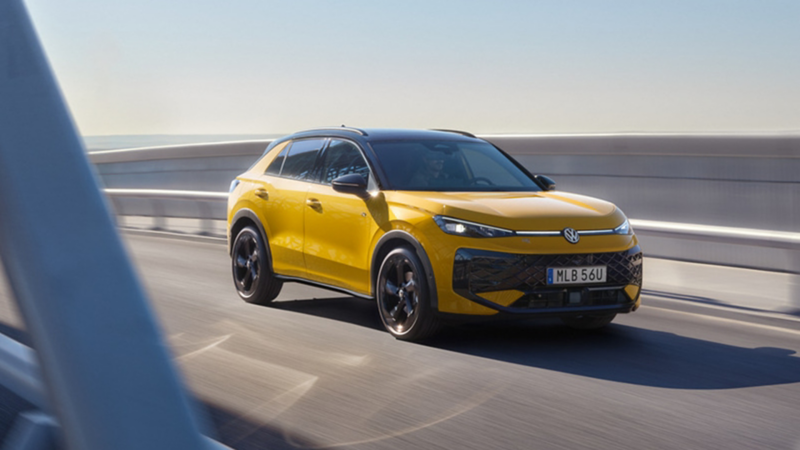Ny Volkswagen T-Roc kör på en bro