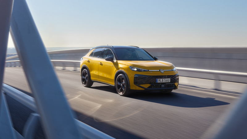 Nya Volkswagen T-Roc kör på en bro