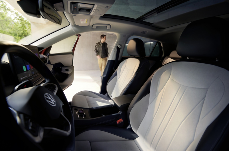 Vista del interior del VW T-Roc Style a través de la puerta del conductor, con asientos de color claro.
