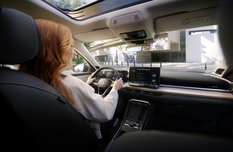 Una mujer utiliza el control por voz IDA en el VW T-Roc Style.