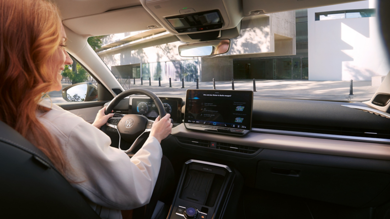 Une femme utilise la commande vocale IDA dans le VW T-Roc Style.