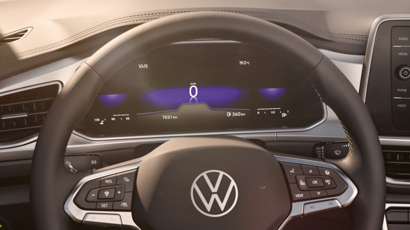 Digitale Anzeige mit Hintergrundbeleuchtung eines VW T-Roc Cabriolet ENERGY.