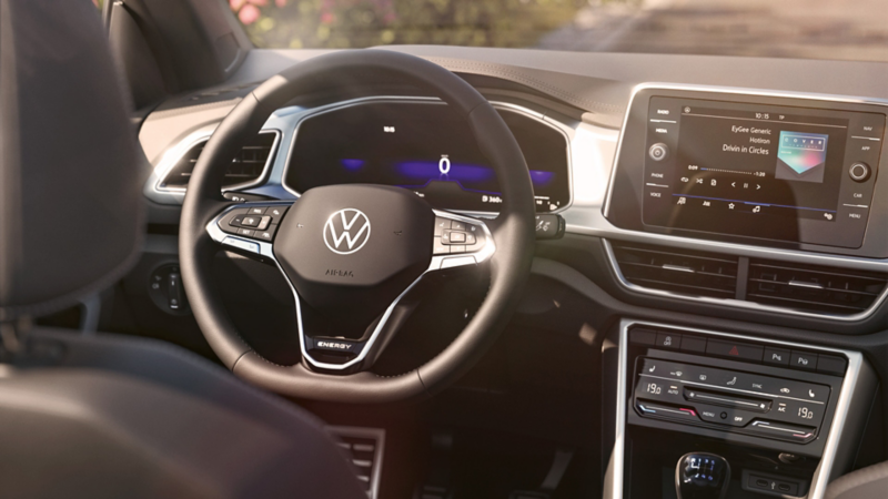 Blick auf das Multifunktionslenkrad eines  VW T-Roc Cabriolet ENERGY.