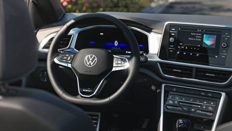 Blick auf das Multifunktionslenkrad eines  VW T-Roc Cabriolet ENERGY .