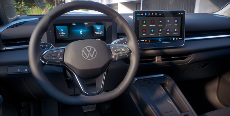 Intérieur d’une Volkswagen T-Roc R-Line, avec un volant sport et deux grands écrans numériques, au style moderne et épuré