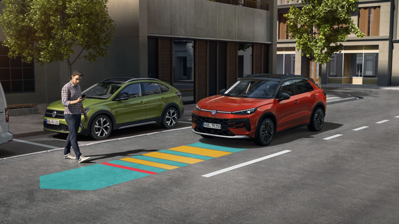 The illustration shows how Front Assist works using a VW T-Roc as an example.