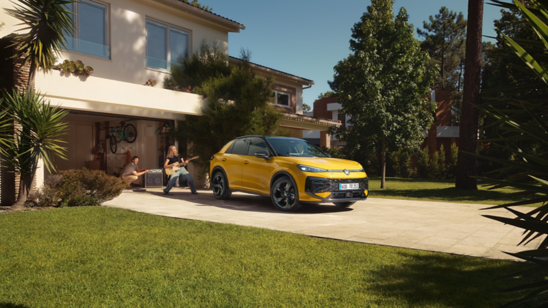 Ein grüner VW ID. CROSS Concept auf einem Parkplatz bei Sonnenuntergang.