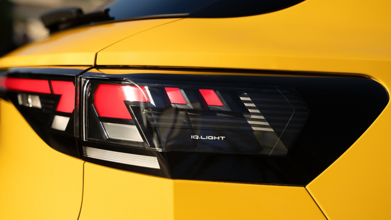 Vue détaillée des feux arrière IQ.LIGHT sur le VW T-Roc R-Line jaune.