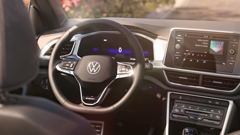Blick auf das Multifunktionslenkrad eines VW T-Roc Cabriolet ENERGY.
