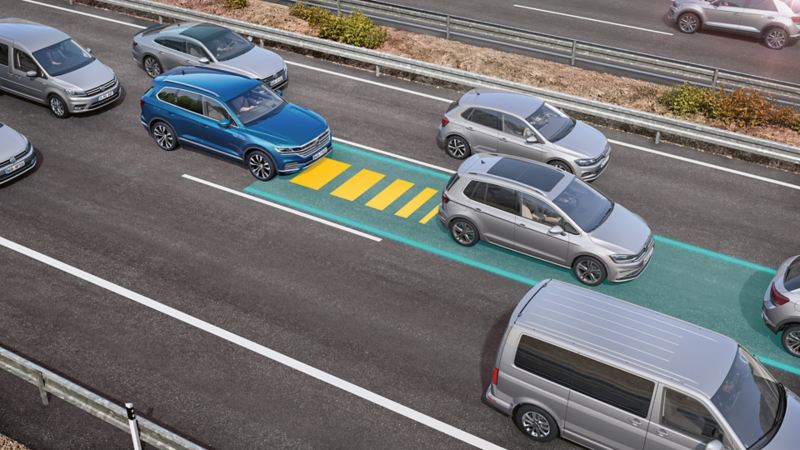 Ένα Volkswagen Touareg κινείται δυναμικά σε δρόμο με πολλή κίνηση.