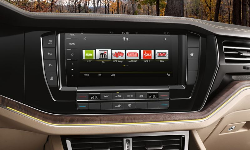Dettaglio del display di bordo con Radio Data System (RDS) di un'auto Volkswagen.