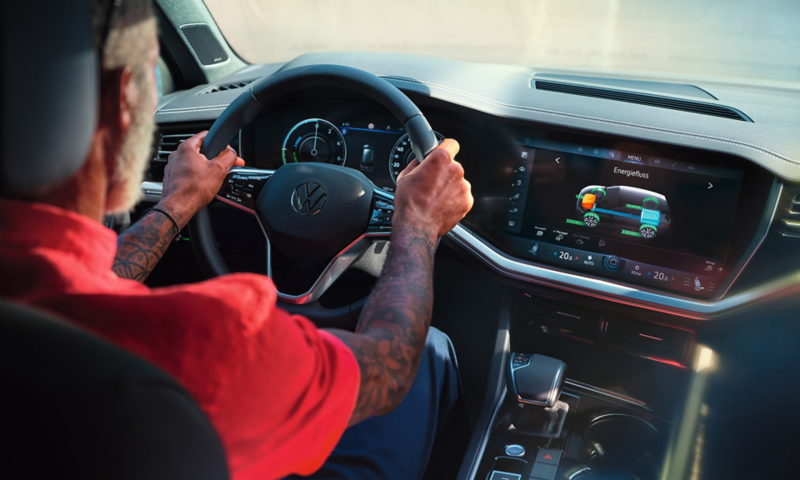 Volkswagen Touareg eHybrid, Interieur, Cockpit mit Blick auf Infotainment-System, Energiefluss wird angezeigt