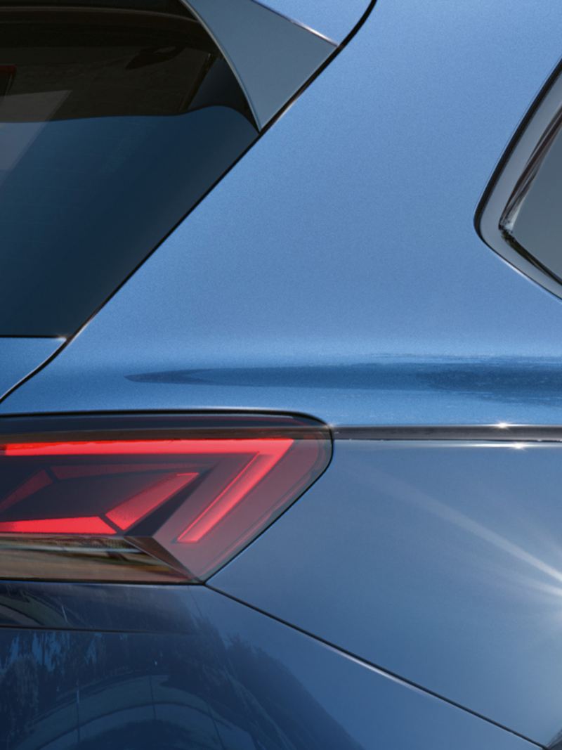Zdjęcie detalu: tył VW Touarega „EDITION 20” z światłami LED i przyciemnionymi tylnymi szybami.