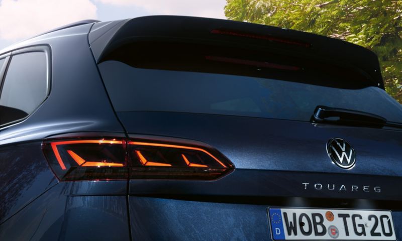 Widok na tył VW Touarega „EDITION 20” z przyciemnioną tylną szybą i charakterystycznymi światłami tylnymi LED 3D.