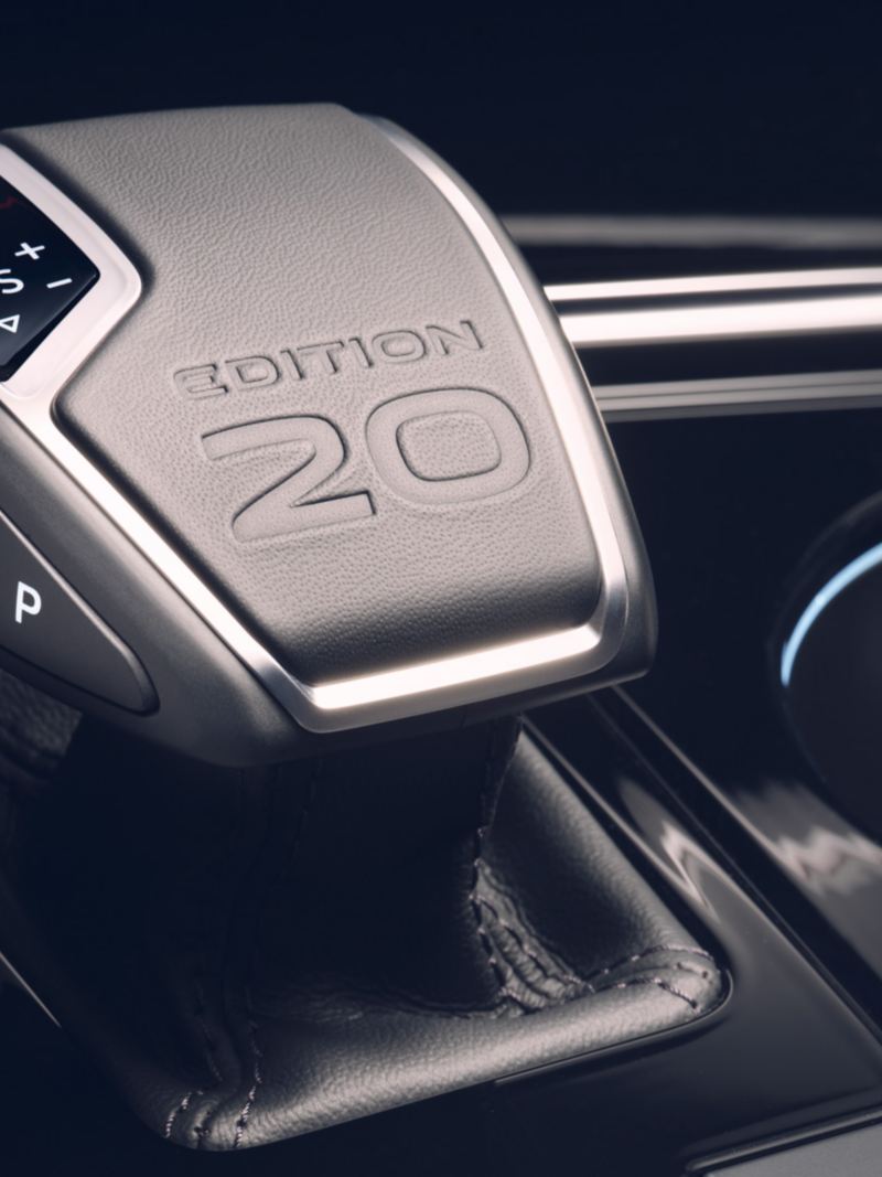 Zdjęcie detalu: dźwignia DSG obszyta skórą z napisem „EDITION 20” w VW Touaregu „EDITION 20”.
