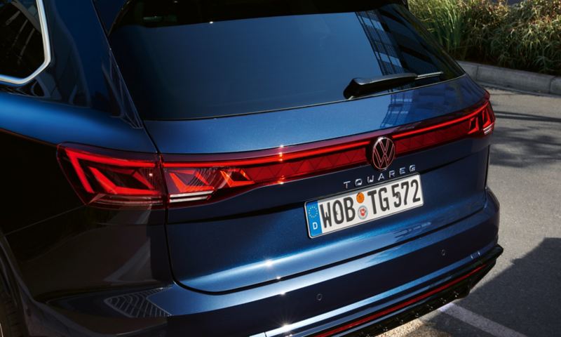 Vue arrière du VW Touareg R-Line avec le bandeau LED et le logo VW lumineux.