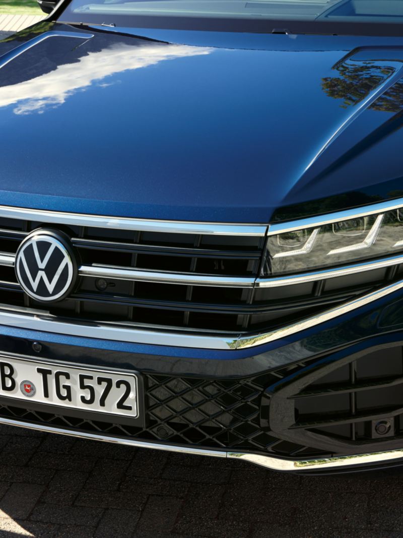 Afbeelding van de voorzijde van de VW Touareg R-Line met HD-matrixkoplampen.