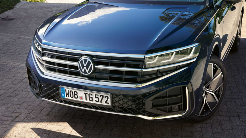 Widok na przód VW Touarega R-Line z reflektorami matrycowymi HD Matrix.