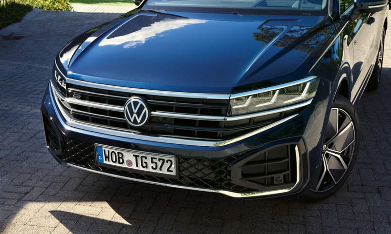 Άποψη του μπροστινού μέρους του VW Touareg R-Line με προβολείς HD-Matrix.