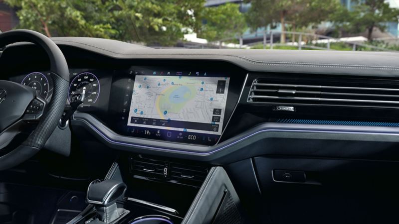 Blick auf das Navigationssystems des VW Touareg R-Line. 