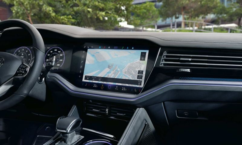 Blick auf das Navigationssystems des VW Touareg R-Line. 