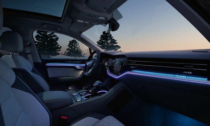 Vue de l’éclairage d’ambiance avec décors rétroéclairés dans la VW Touareg Elegance.