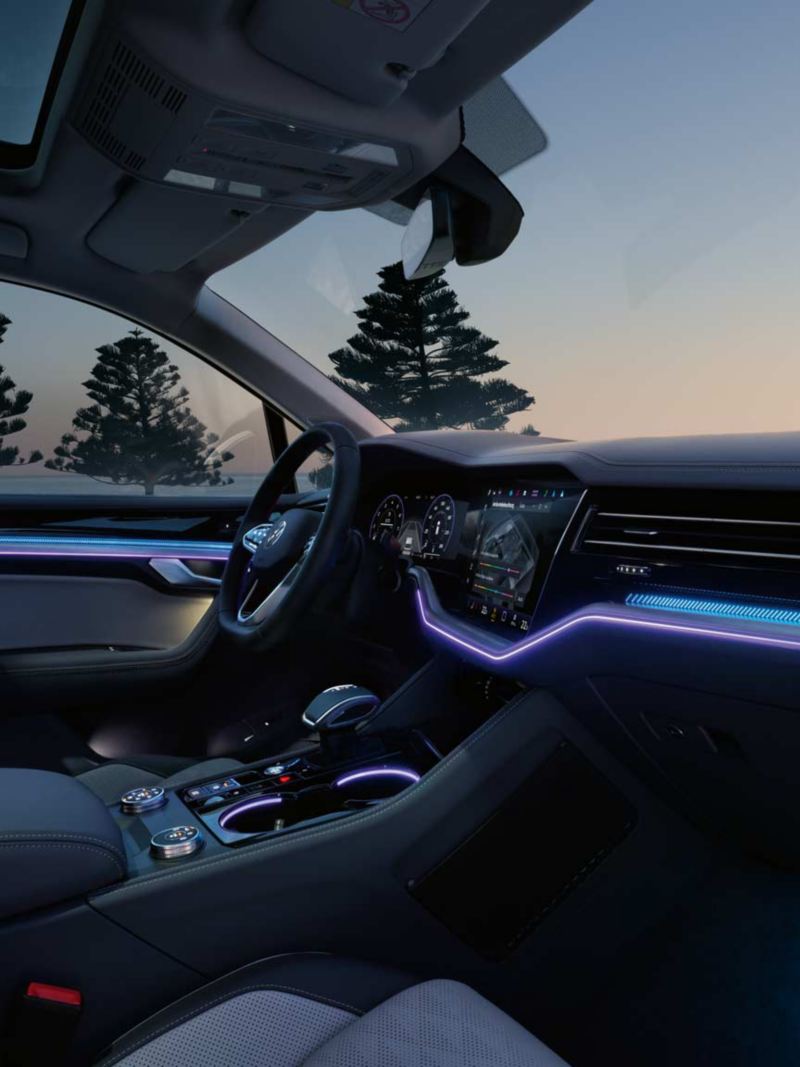 Vue de l’éclairage d’ambiance avec décors rétroéclairés dans la VW Touareg Elegance.