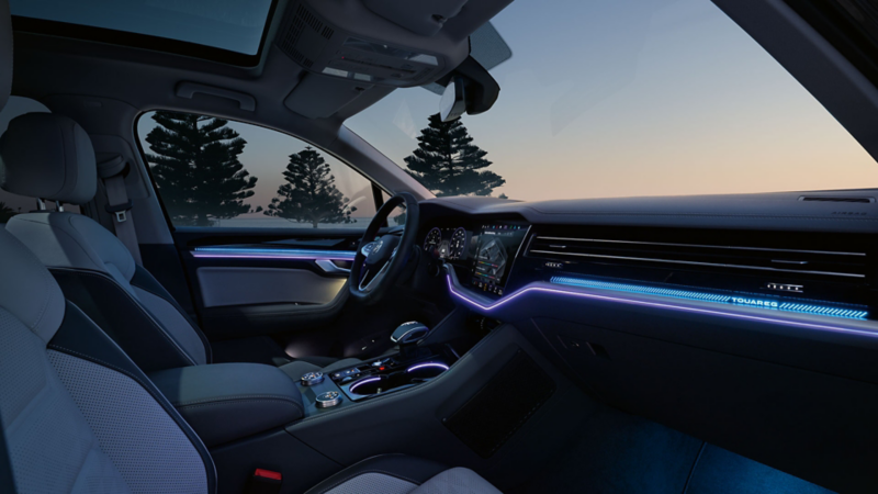 Widok oświetlenia ambientowego z podświetlanymi elementami dekoracyjnymi w VW Touaregu Elegance.