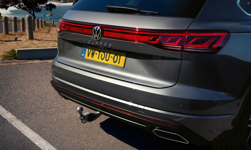 Uitzicht op de optionele trekhaak op de VW Touareg Elegance.