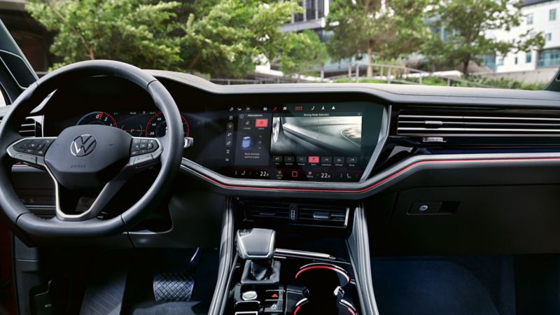 Blick auf das Cockpit im VW Touareg Elegance eHybrid, auf dem Bildschirm ist die Einstellung des Fahrprofils zu sehen.