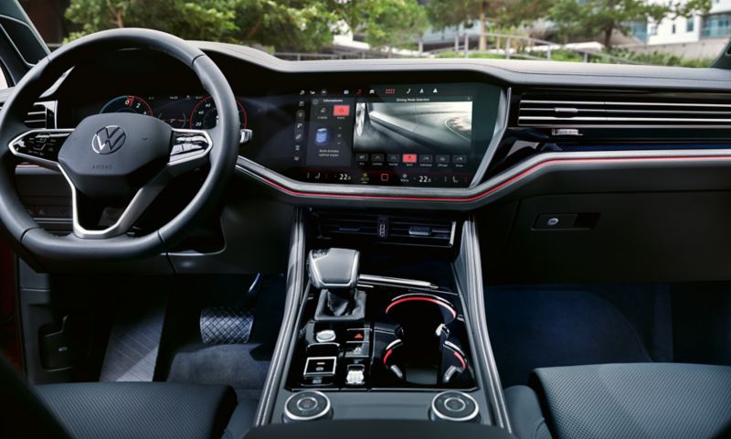Vue du cockpit de la VW Touareg Elegance eHybrid, l’écran montre le réglage du profil de conduite.