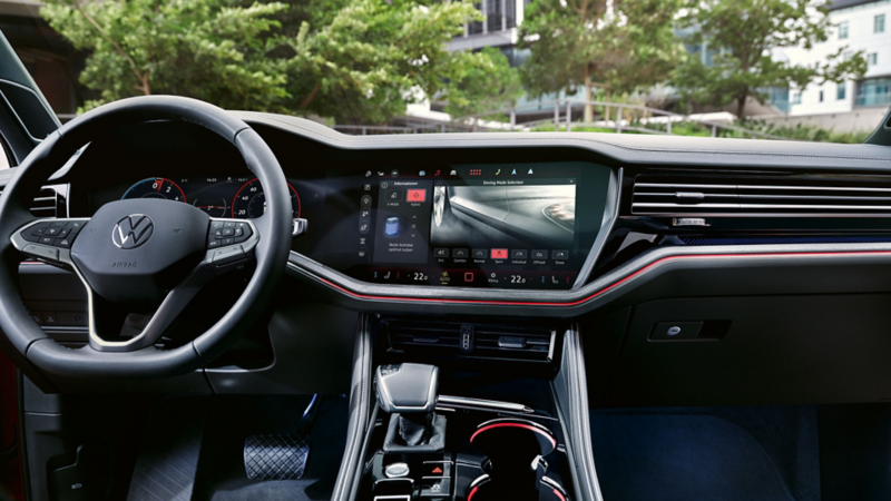 View of the cockpit in the VW Touareg Elegance eHybrid, the display shows the options for setting the driving profile.