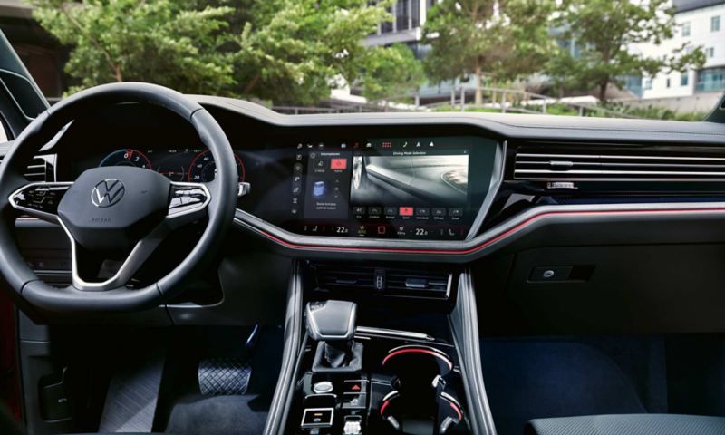 Vue sur le cockpit du Volkswagen Touareg Elegance eHybrid, sur l’écran duquel on aperçoit le réglage du profil de conduite.