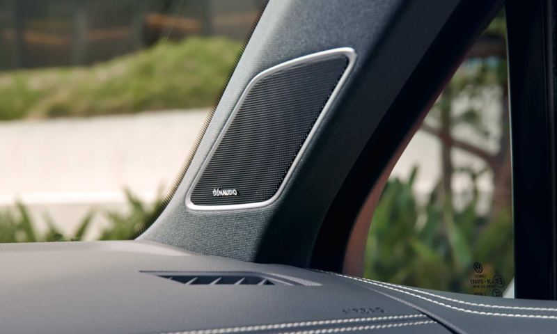 Detailed view of the optional DYNAUDIO Confidence sound system in the Touareg Elegance eHybrid.