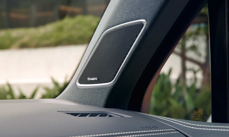 Nærbillede af DYNAUDIO Confidence-soundsystemet (ekstraudstyr) i Touareg Elegance eHybrid.