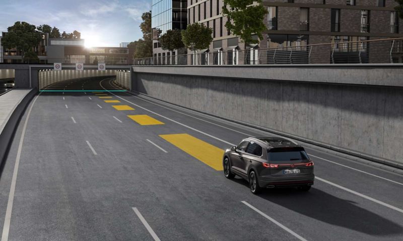 VW Touareg bewegt sich im Straßenverkehr, dabei wird die automatische Distanzregelung ACC genutzt.