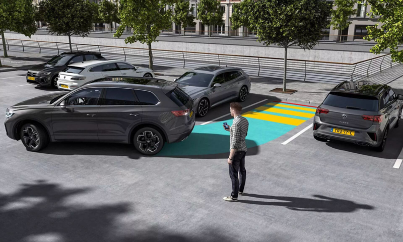 VW Touareg uses the optional Park Assist Pro function to park.