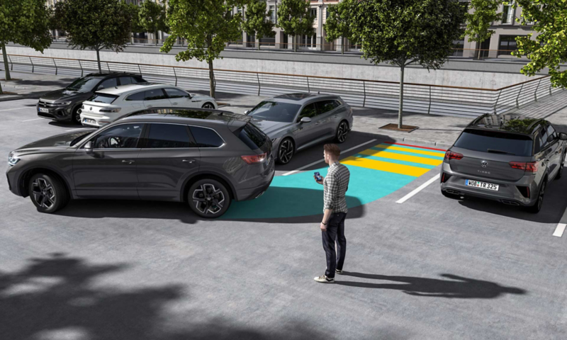 Illustration zeigt schematisch anhand eines VW Touareg die Funktionsweise des Park Assist Pro.