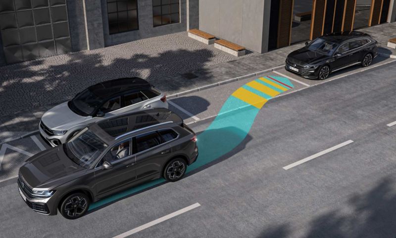 La Volkswagen Touareg si avvale dell’assistente di parcheggio «Park Assist» opzionale per le manovre di parcheggio.
