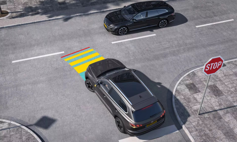 De afbeelding laat zien hoe Front Cross Traffic Assist werkt.