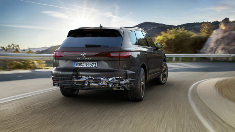 Graphic shows the active roll stabilization of the VW Touareg.