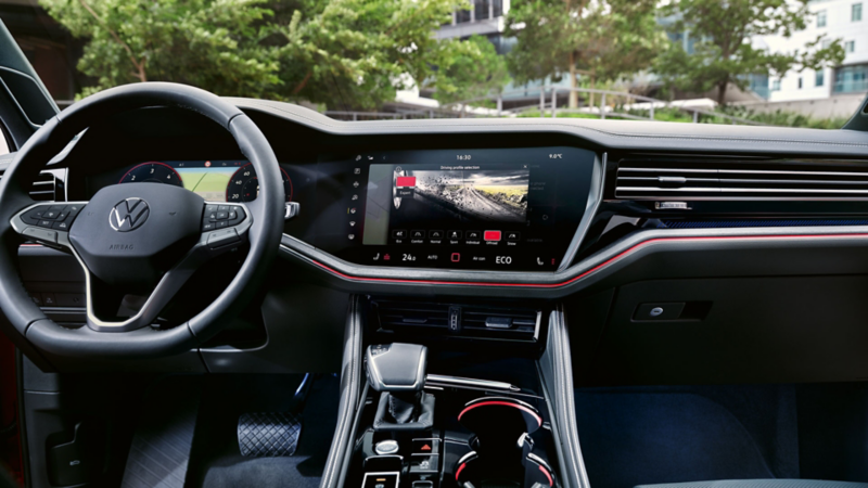 View of the cockpit in the VW Touareg Elegance eHybrid, the display shows the options for setting the driving profile.