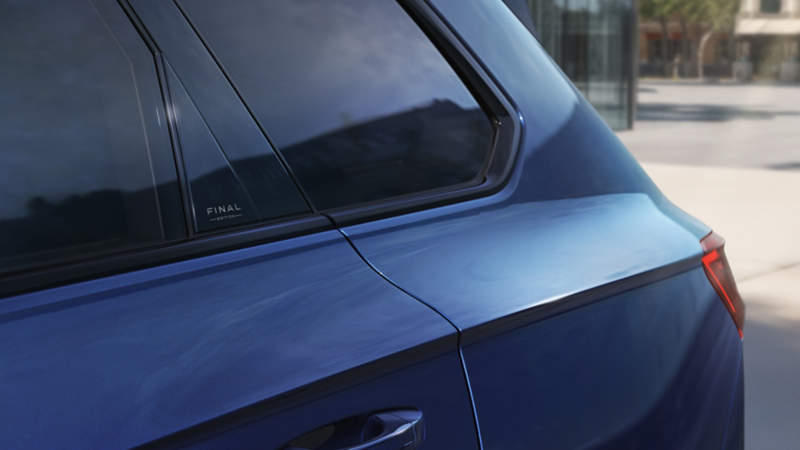 Exterioransicht des Schriftzugs ,,FINAL EDITION“ auf der hinteren Tür  des VW Touareg.