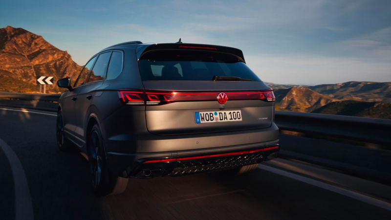 Vue arrière du VW Touareg R eHybrid.