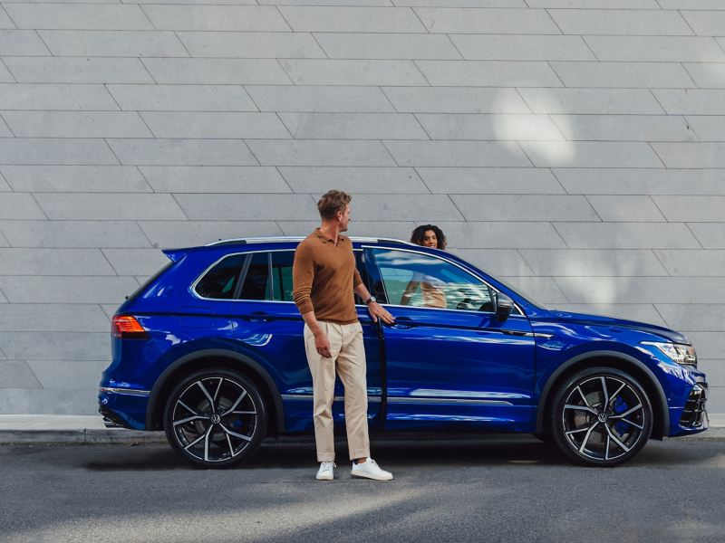 Couples getting out of Volkswagen Tiguan R