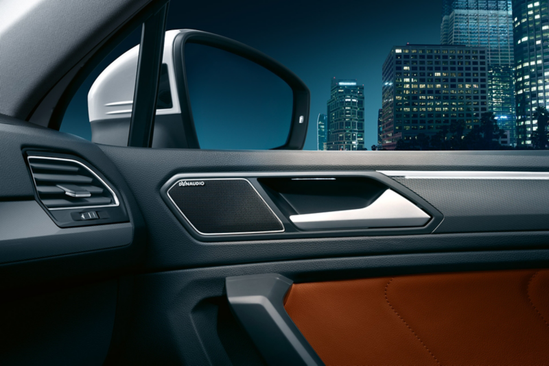 Dettaglio dell'amplificatore, allocato nella portiera, del sistema 'Sound System Dynaudio' su un'auto Volkswagen.
