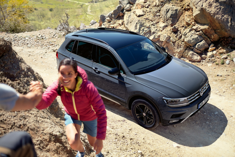 VW Tiguan Offroad stoi na wzniesieniu