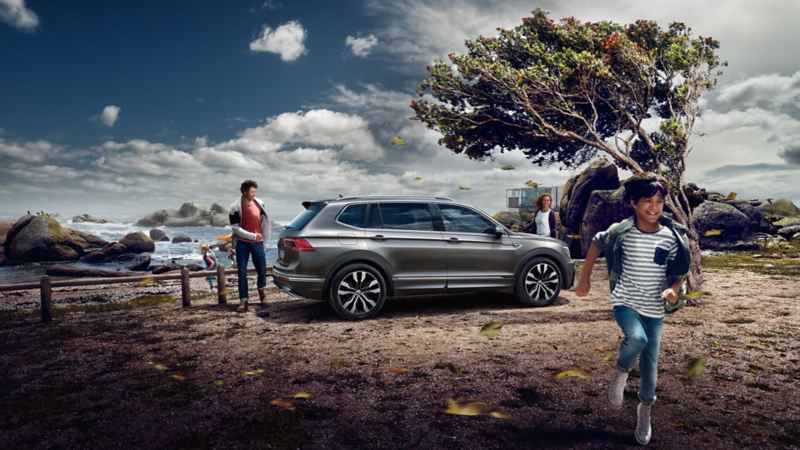 Un VW Tiguan Allspace garé près d’un lac.